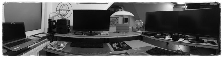 Bastbox - Homeoffice - Der Schreibtisch in Panorama Ansicht.